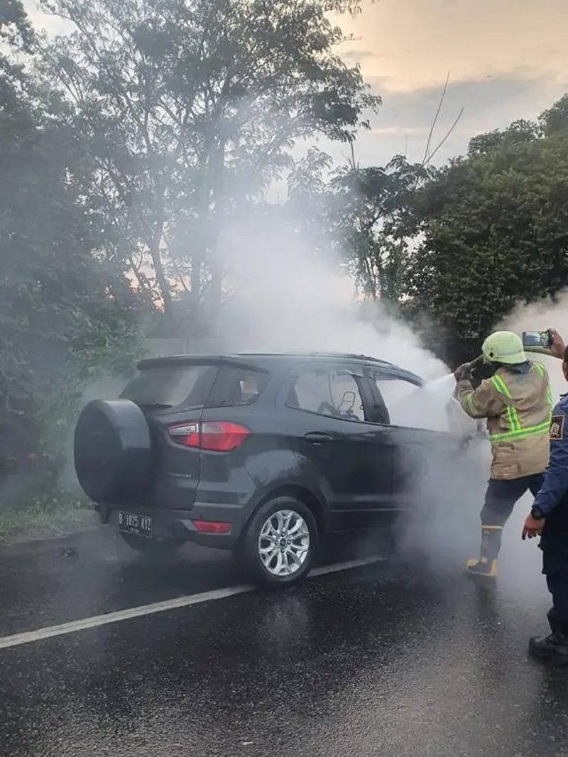 Sebuah minibus dengan merek Ford Titanium nomor polisi B 1875 KYZ terbakar di Km 72.400 A ruas Tol Tangerang - Merak. Kejadian itu terjadi pada Sabtu (22/1/2022) sekira pukul 18.10 Wib.