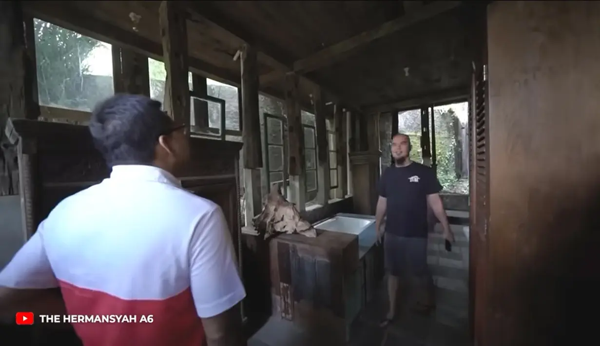 Tidak hanya bernuansa kayu dengan model rumah kuno, Vila Ahmad Dhani terdiri dari beberapa bagian bangunan. Selain bangunan kayu, juga ada bangunan yang lebih modern dengan 25 kamar. "Pemandangannya bagus banget," kata Ashanty terkagum-kagum dilansir dari kanal Youtubenya. [Youtube/The Hermansyah A6]