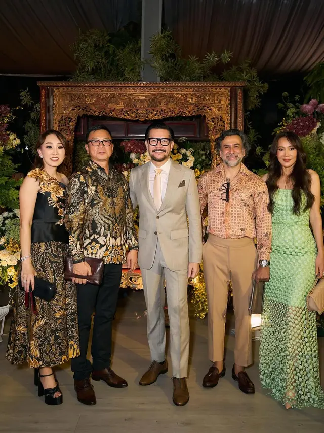 6 Inspirasi Outfit Jeremy Thomas di Usia 50-an, Enggak Kalah Stylish dari Anak Muda
