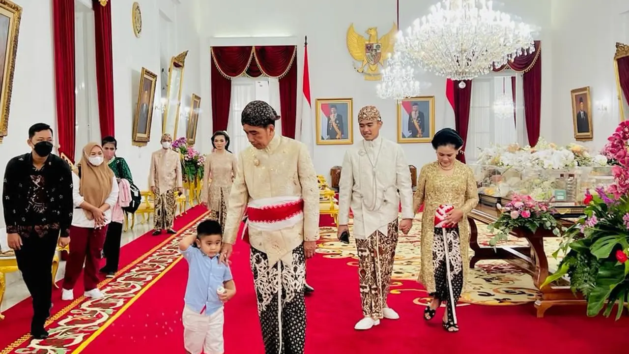 Jokowi Bujuk Anak Kahiyang Ayu yang Tak Mau Pakai Beskap