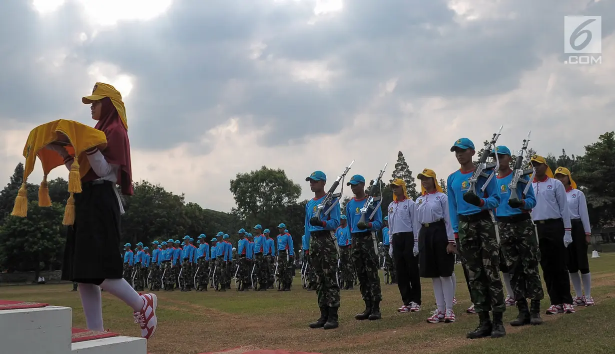 Calon Paskibraka Nasional bersama Pasmpampres menjalani latihan bersama dengan tim gabungan di PP-PON Cibubur, Jakarta , Senin (7/8). Tim gabungan terdiri dari anggota TNI, Polri, Pasmpampres serta Marching Band. (Liputan6.com/Yoppy Renato)