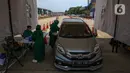 Pengendara melakukan vaksinasi COVID-19 di Gerbang Tol Cibubur Utama, Jakarta, Rabu (1/9/2021). Vaksinasi secara drive thru di ruas Tol Jagorawi menargetkan lima puluh ribu orang sebagai upaya percepatan vaksinasi COVID-19. (Liputan6.com/Angga Yuniar)