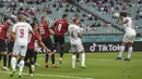 Timnas Denmark langsung unggul pada menit kelima lewat sundulan Thomas Delaney. Memanfaatkan umpan sepak pojok Stryger Larsen, gelandang berusia 29 tahun itu berhasil menggetarkan gawang Timnas Republik Ceska. (Foto: AP/Pool/Ozan Kose)