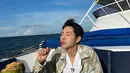 Begitu pula dengan Renjun, tampil kasual dengan plaid shirt dan white t-shirt, lead vocal NCT Dream ini terlihat melokal menikmati es degan mewah di atas kapal pesiar. (Instagram/yellow_3to3).