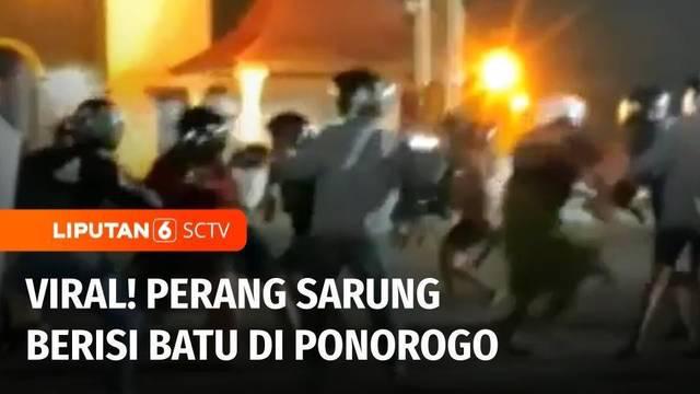 Video perang sarung antar pemuda di Ponorogo, Jawa Timur, saat menunggu makan sahur, tersebar di media sosial. Mengantisipasi bentrok susulan, polisi melakukan razia besar-besaran. Sejumlah sarung yang disimpan di bawah jok sepeda motor, diamankan po...