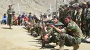 Gerakan perlawanan Afghanistan dan pasukan pemberontakan anti-Taliban mengambil bagian dalam pelatihan militer di daerah Abdullah Khil, Distrik Dara, Provinsi Panjshir, Afghanistan, 24 Agustus 2021. Panjshir jadi satu-satunya wilayah Afghanistan yang belum dikuasai Taliban. (Ahmad SAHEL ARMAN/AFP)