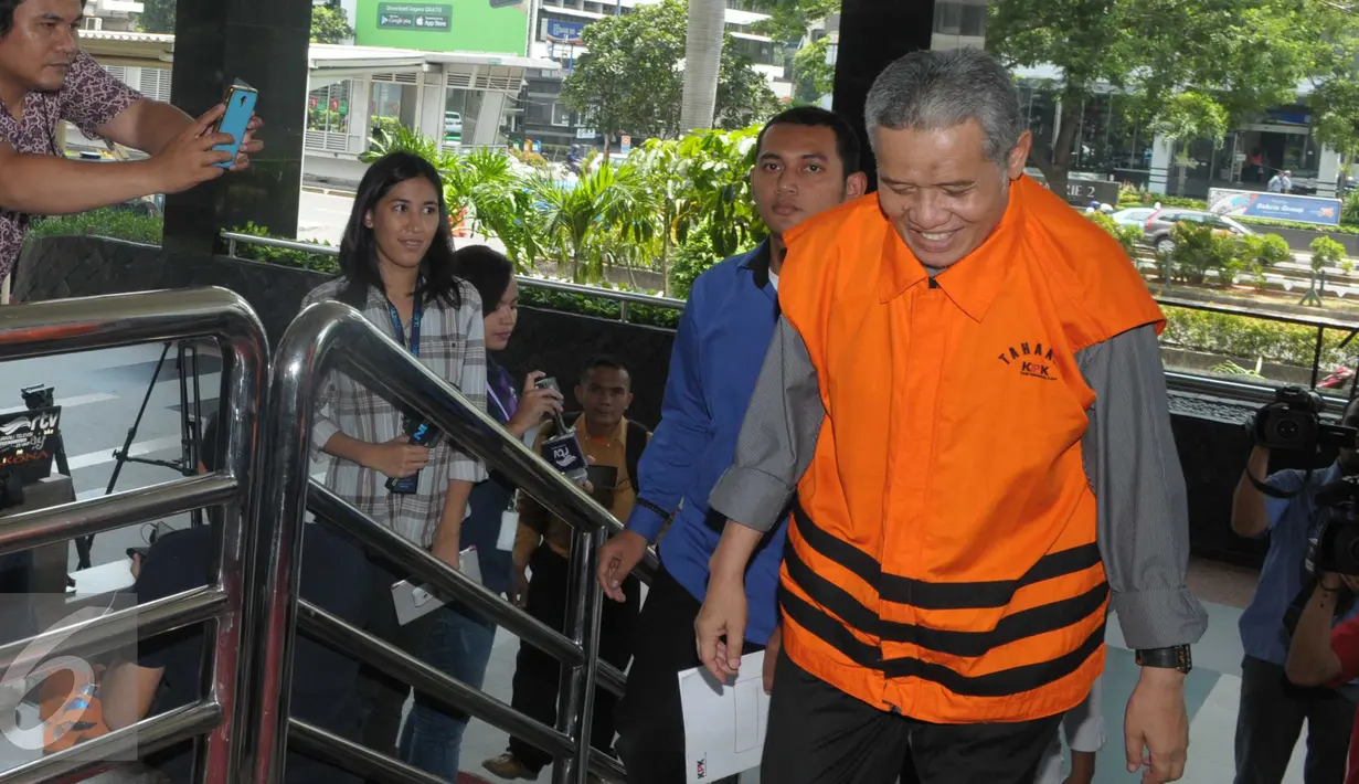 Ruslan Abdul Gani saat tiba di KPK, Jakarta, Senin (4/4). Ruslan diperiksa KPK sebagai tersangka kasus dugaan korupsi proyek pembangunan dermaga Sabang 2011 saat masih menjabat sebagai Kepala Badan Pengusahaan Kawasan Sabang. (Liputan6.com/Helmi Afandi)