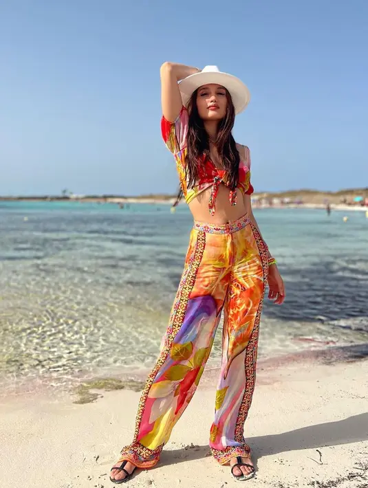 Dalam liburannya ini Cinta Laura banyak membagikan momen seru saat berada di pantai. Cinta Laura menunjukkan keindahan pantai di Pulau Formentera, Spanyol. Pose kece Cinta memperlihatkan perutnya yang datar. Body goals banget ya!. (Instagram/claurakiehl)