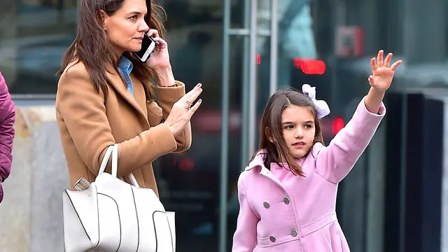 [Bintang] Cantik Seperti Ibunya, Lihat Momen Kembar Suri Cruise dan Katie Holmes yang Menggemaskan