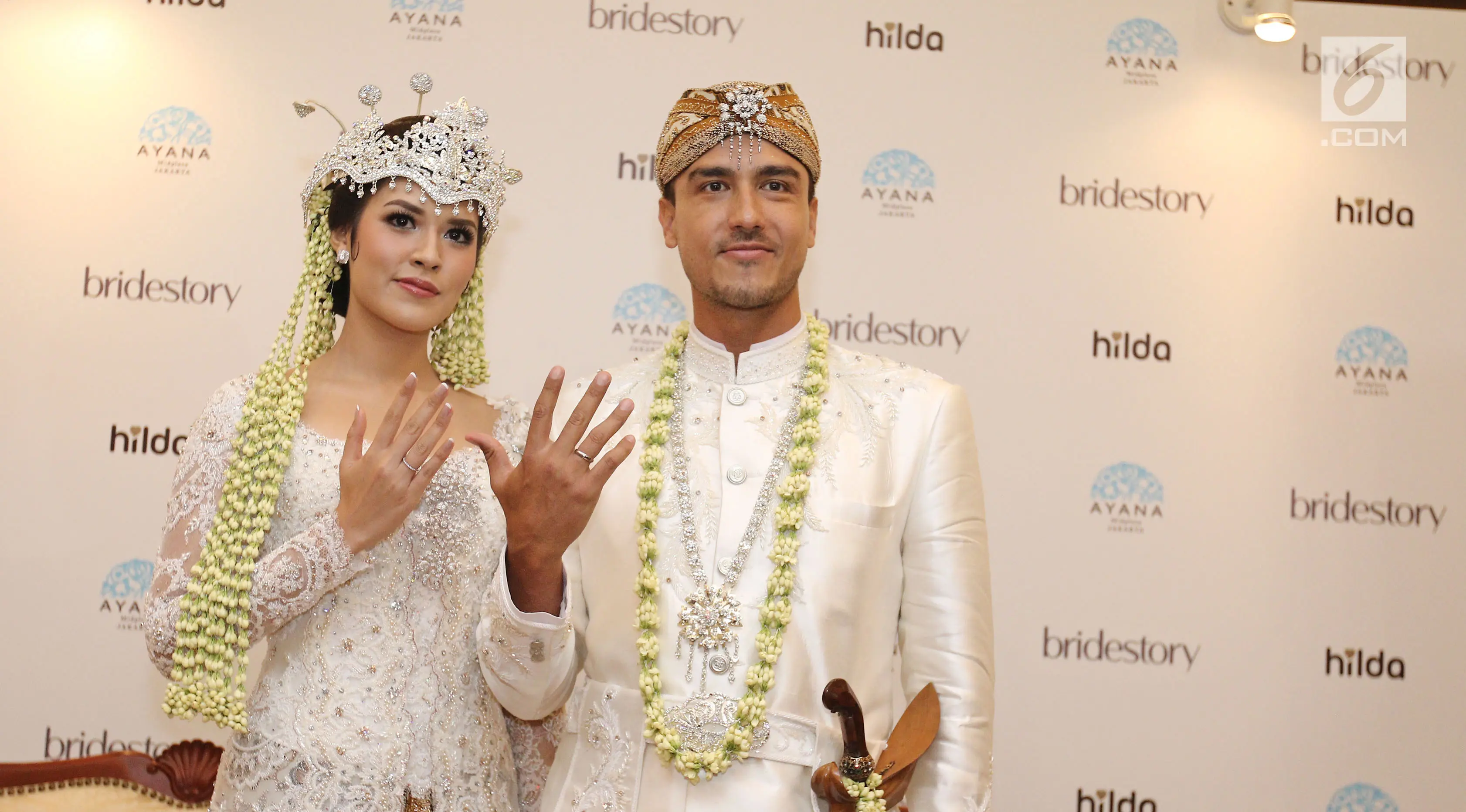 Pasangan Raisa Andriana dan Hamish Daud Wyllie menunjukkan cincin pernikahan usai jumpa pers di Ayana MidPlaza, Jakarta, Minggu (3/9). Raisa dan Hamish resmi menjadi pasangan suami istri pada 3 september 2017. (/Herman Zakharia)