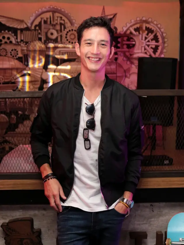 [Bintang] Mike Lewis