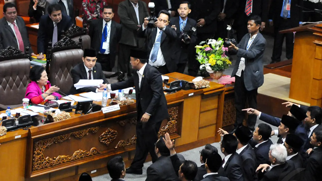 Aksi Anarkis Anggota DPR Baru di Sidang Paripurna