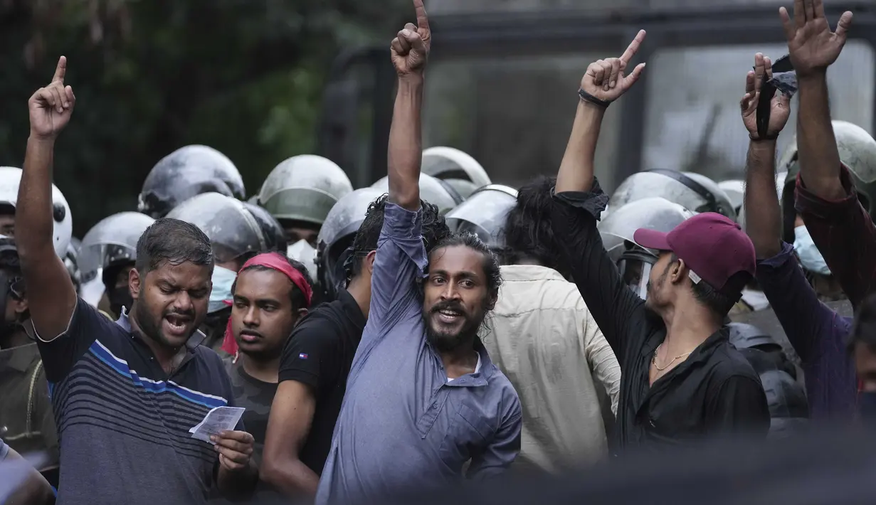 Mahasiswa Sri Lanka meneriakkan slogan-slogan menuntut pengunduran diri presiden Gotabaya Rajapaksa di Kolombo, Sri Lanka (8/4/2022). Mahasiswa menilai atas dugaan salah urus ekonomi dan memperingatkan bahwa kegagalan untuk melakukannya akan menyebabkan bencana ekonomi. (AP Photo/Eranga Jayawardena)