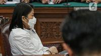 Terdakwa kasus pembunuhan berencana Brigadir Yosua Hutabarat, Putri Candrawathi menjalani sidang lanjutan di Pengadilan Negeri Jakarta Selatan, Jakarta, Kamis (2/2/2023). Brigadir J tewas dieksekusi dengan cara ditembak 2-3 kali oleh Bharada E di rumah dinas Sambo di Kompleks Polri Duren Tiga, Jakarta Selatan, Jumat (8/7/2022). (Liputan6.com/Faizal Fanani)