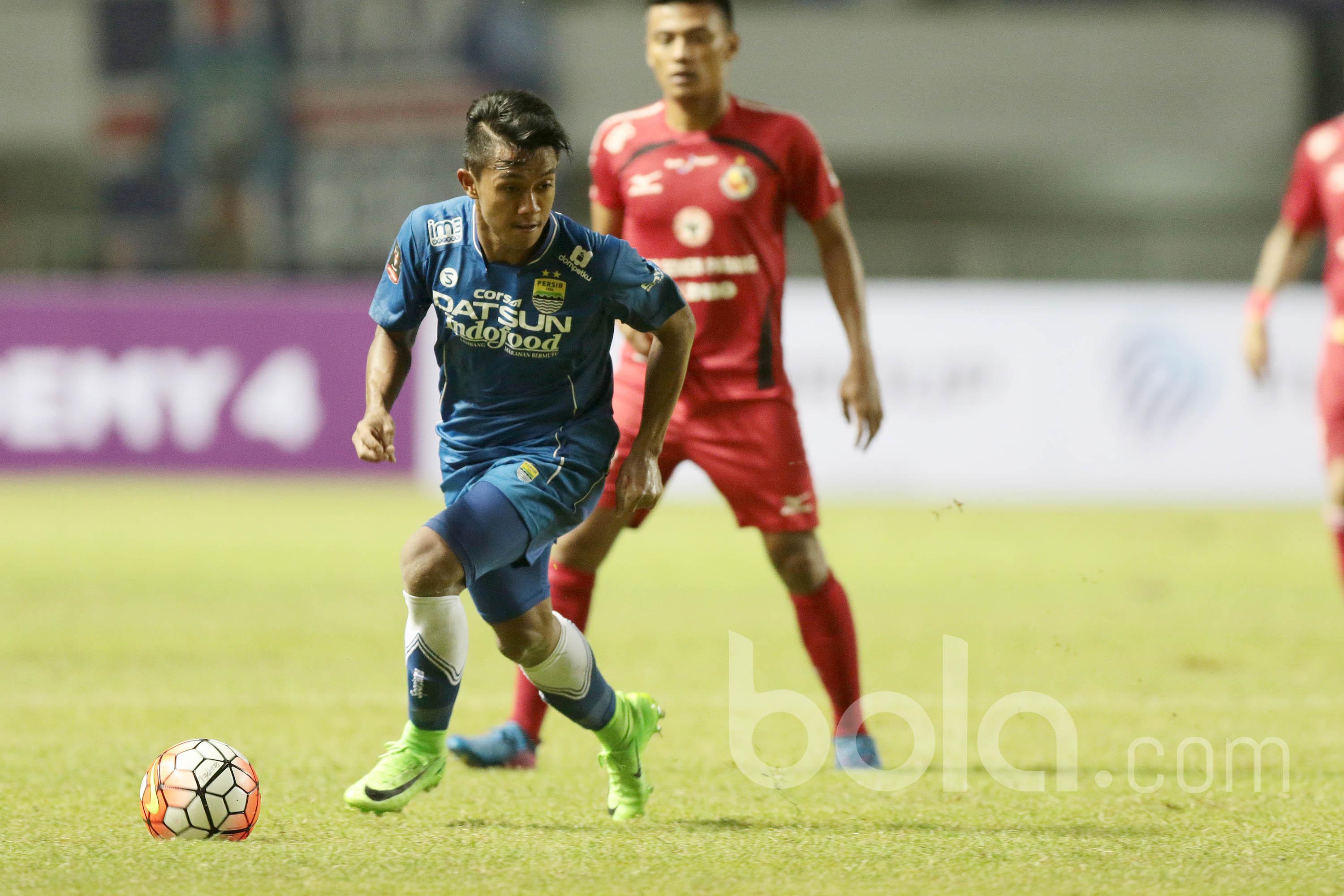 Pemain Persib Bandung, Febri Haryadi saat berlaga melawan Semen Padang FC di Stadion Pakansari, Bogor (11/3/2017). (Bola.com/Nicklas Hanoatubun)