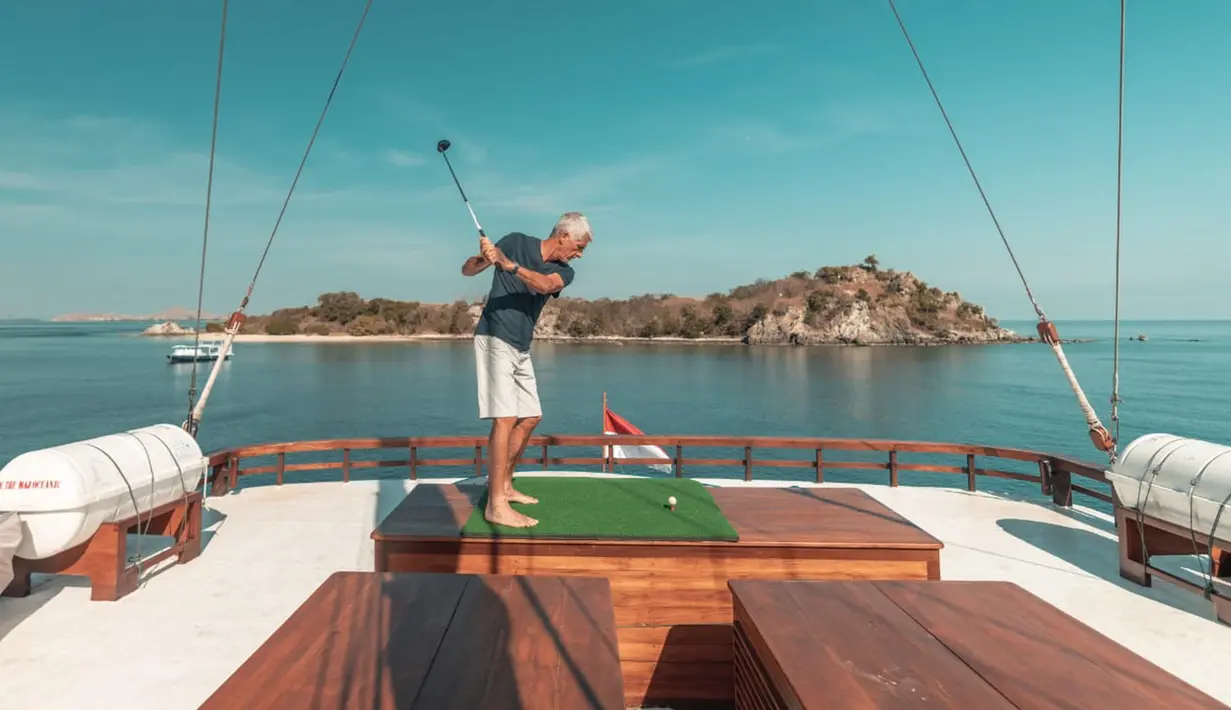 Penikmat kapal pinisi, The Maj Oceanic saat bermain golf. Terdapat empat pilihan suite untuk pengalaman istirahat terbaik. Mereka adalah Zheng He seluas 120 meter persegi, Columbus seukuran 35 meter persegi, 25 meter persegi untuk F. (dok. The Maj Oceanic)