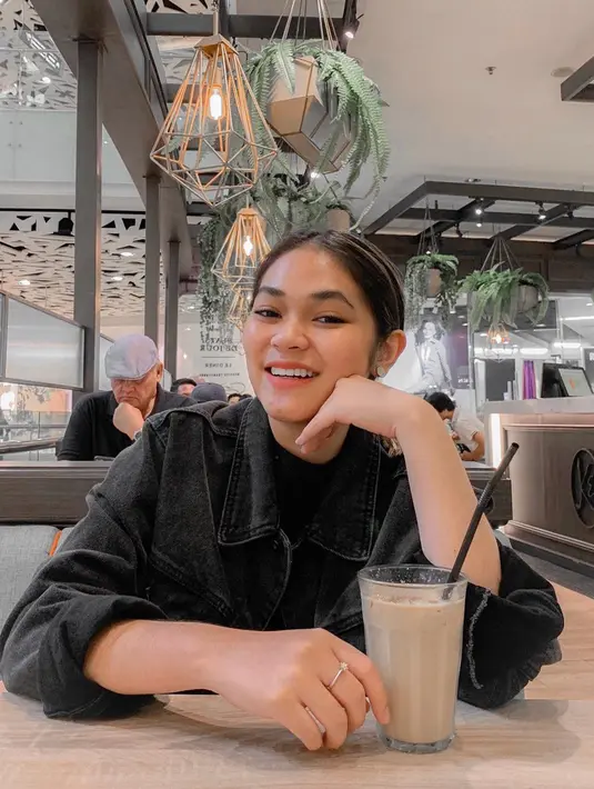 Regina yang masih berusia 20 tahun, sosoknya simpel dan manis.  (Liputan6.com/IG/reginapoetiray)