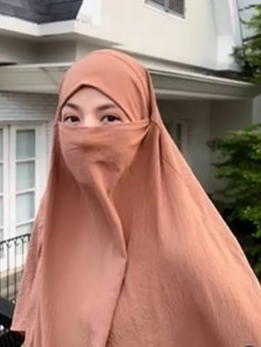 Juara kedua Gadis Sampul 2008 ini penampilannya memesona dengan bercadar. Ia beberapa momen memang pakai cadar saat pemotretan. Momen Caca pakai cadar dan hijab cokelat sukses tuai atensi. (Liputan6.com/IG/natasharizkynew)