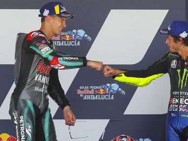 Fabio Quartararo dan Valentino Rossi merayakan kemenangan di atas podium usai menjuarai MotoGP Andalusia di Sirkuit Jerez, Minggu (26/7/2020). Fabio Quartararo berhasil finis pertama dengan catatan waktu 41 menit 22,666 detik. (AP Photo/David Clares)