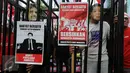 Massa bertopeng Ketua DPR Setya Novanto dan Riza Chalid 'dipenjara' di depan Gedung KPK, Jakarta, Selasa (15/12). Aksi yang dilakukan ratusan pendukung Jokowi itu mendesak KPK ikut mengusut kasus 'papa minta saham' keduanya. (Liputan6.com/Helmi Afandi)