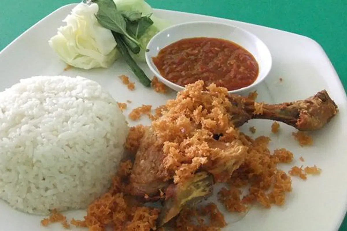 Ilustrasi ayam goreng kremes./Copyright pixabay.com/iqbalfatah