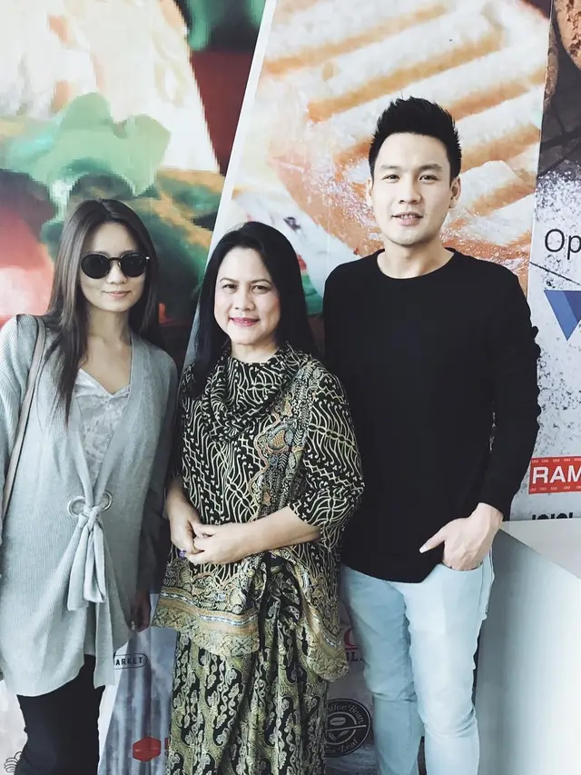 Stella dan Iriana Jokowi