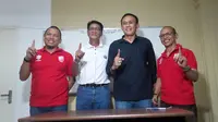 Dari kiri Dedy M. Lawe (wakil CEO), Freddy Mulli, Widyantoro, dan Pranoto (manajer). (Bola.com/Ronald Seger Prabowo)