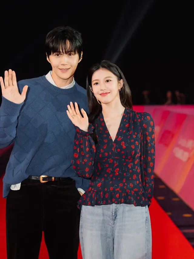 Kim Seon-ho dan Go Youn-jung saat fanmeeting. [Anisha/Fimela