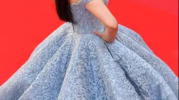 Aktris Bollywood, Aishwarya Rai berpose di depan kamera ketika menghadiri pemutaran film Okja pada Festival Film Cannes 2017, 19 Mei 2017. Mengenakan dress biru megah bak princess, Aishwarya mengingatkan pada sosok Cinderella. (LOIC VENANCE/AFP)
