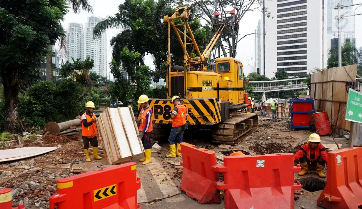 Pekerja melakukan pengerjaan pembangunan Spot Budaya di Dukuh Atas, Jakarta, Selasa (14/5/2019). Pembangunan Spot Budaya tersebut dilakukan guna menciptakan ruang ekspresi budaya di Ibu Kota. (Liputan6.com/Johan Tallo)