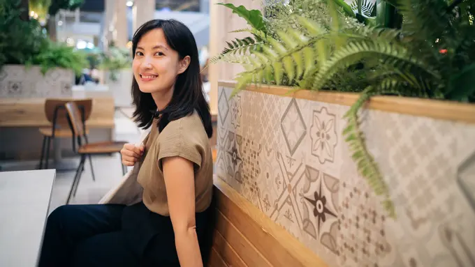 perempuan dan oktober introvert bahagia