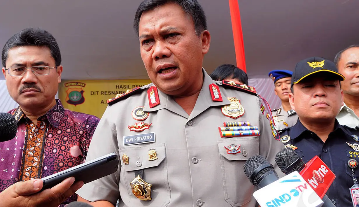 Kapolda Metro Jaya Irjen Pol Dwi Priyatno saat memberikan keterangan kepada wartawan di areal bandara Soekarno-Hatta, Tangerang, Kamis (19/6/14). (Liputan6.com/Faisal R Syam)