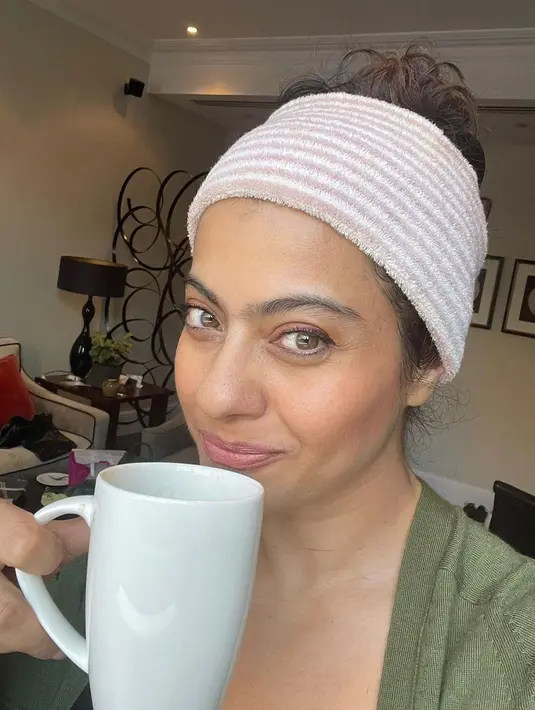 Beginilah paras naturalnya tanpa makeup sambil menikmati waktu bersantai di rumah. Walaupun hampir memasuki usia kepala lima, aura Kajol tetap terpancar. (Liputan6.com/IG/@kajol)