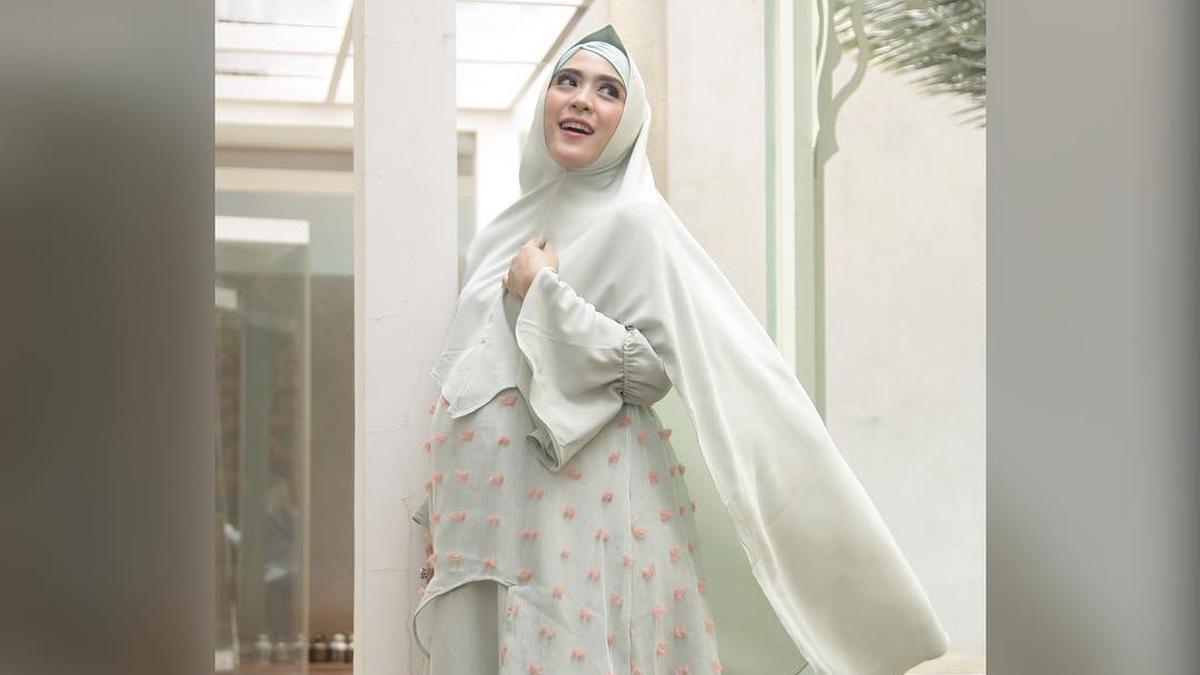 4 Trik Pilih Gamis Sederhana tapi Mewah Memikat di Tahun 2025, Jangan Lupa Dua Aksesoris Ini