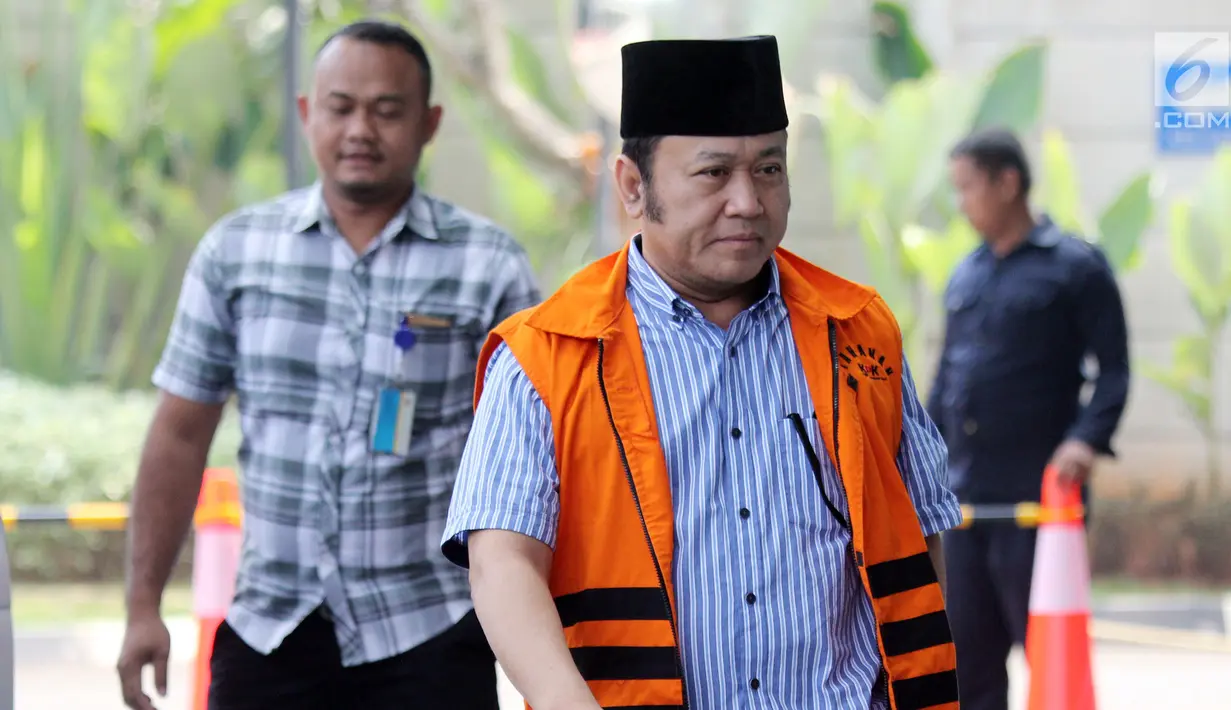 Bupati Lampung Selatan nonaktif Zainudin Hasan berjalan menuju gedung KPK untuk jalani pemeriksaan lanjutan, Jakarta, Sabtu (15/8). Adik Ketua MPR Zulkifli Hasan ini diperiksa terkait proyek infrastruktur di Kab Lampung Selatan. (Merdeka.com/Dwi Narwoko)