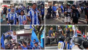 Ribuan Bobotoh mulai memadati jalanan kota Bandung untuk merayakan keberhasilan Persib Bandung merengkuh trofi juara BRI Super League musim ini. (Bola.com/Muhammad Faqih/Hery Kurniawan)