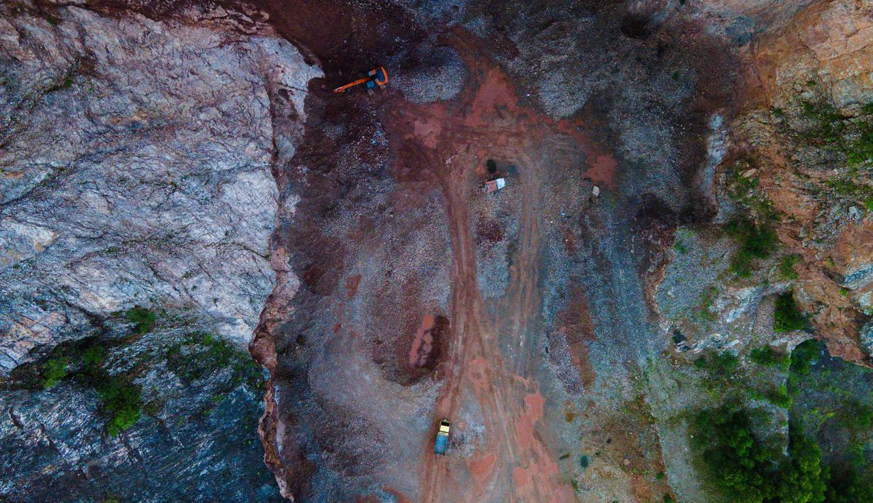 Peringatan Hari Bumi seharusnya menjadi titik balik menuju perubahan yang berkelanjutan. Tampak foto udara menunjukkan sebuah ekskavator yang bekerja di lokasi penambangan pasir ilegal pada Hari Bumi di Peukan Bada, Aceh, pada Rabu 22 April 2026. (CHAIDEER MAHYUDDIN/AFP)