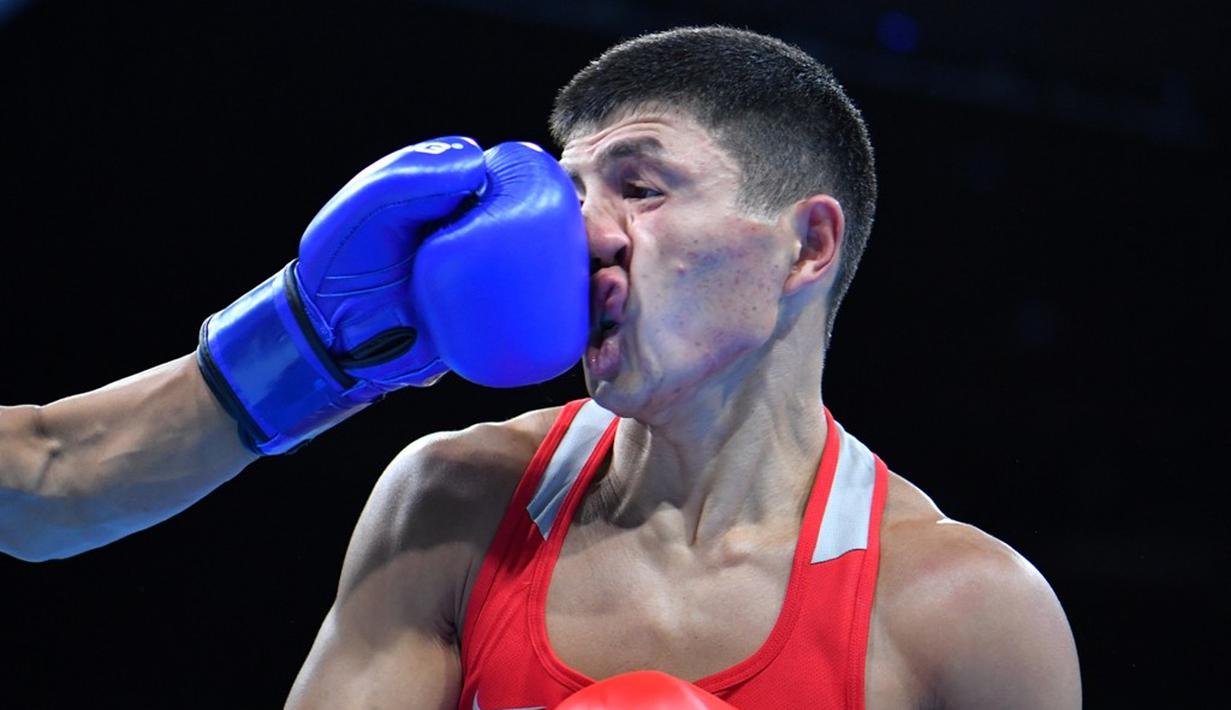 Petinju Kazakhstan, Berik Abdrakhmanov, terkena pukulan lawannya petinju AS, Carlos Zenon Balderas Jr, dalam laga kelas ringan (60 kg) Olimpiade Rio 2016 di Pavilion 6 Riocentro, Rio de Janeiro, Brasil, (6/8/2016). (AFP/Yuri Cortez)