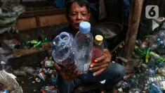 Pria asal Banjarnegara, Karno (56) memperlihatkan sampah botol plastik di lapak miliknya di wilayah Kebon Jeruk, Jakarta Barat, Jumat (21/7/2023). (Liputan6.com/Angga Yuniar)