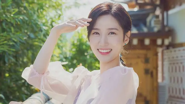 FOTO: Main di Extraordinary Attorney Woo, Ini Pesona Park Eun Bin dengan Busan Putih