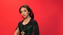 Berwajah khas Timur Tengah, istri Ali Syakieb pancarkan pesonanya tersendiri. Dalam balutan baju adat Jawa dengan rambut yang di konde, Margin Wieheerm semakin terlihat cantik. Sorot mata tajam ke kamera tanpa pamer senyum, artis berusia 22 tahun tampil penuh karisma yang memikat. (Liputan6.com/IG/@marginw)