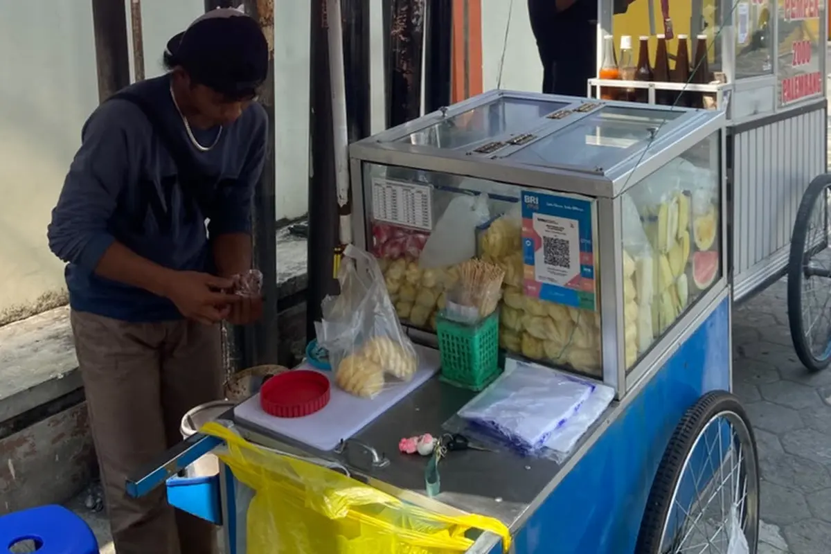 Usaha Gerobak Buah Segar Lotis AA Kutudukuh Naik Kelas lewat QRIS BRI