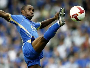 Portsmouth's English striker Jermain Defoe kicks the ball during their Premier League match against Middlesbrough at Fratton Park, Portsmouth, on September 13, 2008. AFP PHOTO/Glyn Kirk