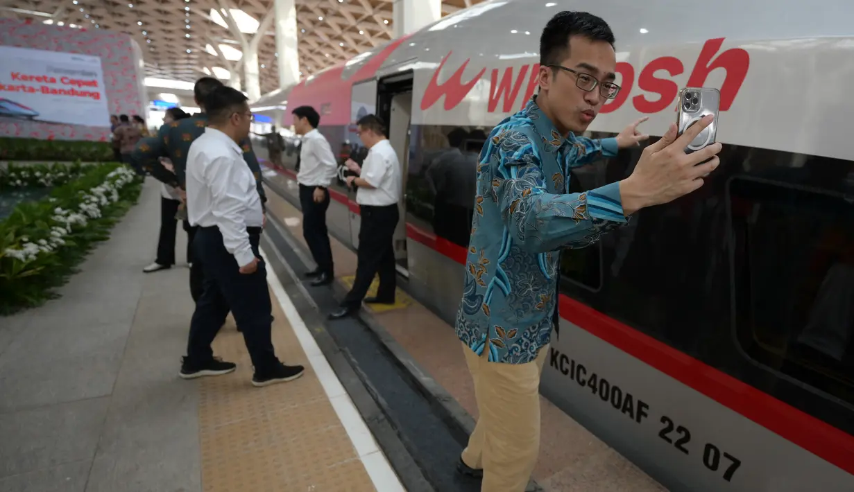 Terakhir, kepala negara juga membawa serta para pegiat seni dan influencers untuk menjajal kereta tersebut. (Yasuyoshi CHIBA / AFP)