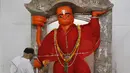 Seorang pendeta berdoa di hadapan patung Dewa Hanuman di Prayagraj, India, Senin (8/6/2020). India kembali membuka tempat ibadah, pusat perbelanjaan, dan restoran setelah tiga bulan lockdown karena pandemi virus corona COVID-19. (AP Photo/Rajesh Kumar Singh)