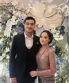 Terlihat juga pasutri baru Salshabilla Adriani dan Ibrahim Risyad. Salsha menunjukkan pesona elegannya dalam balutan kebaya dan sanggul Jawa, sedangkan Ibrahim tampil gagah dengan setelan jas hitamnya. [@ibrhmrsyd].