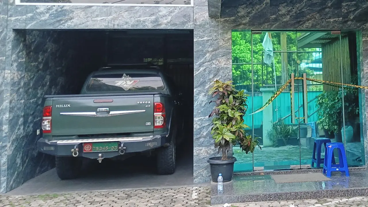 Mobil Pelat Dinas TNI Terparkir di Lokasi Penggerebekan Sindikat Uang Palsu