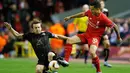 Gelandang Liverpool, Philippe Coutinho (kanan) berusaha melewati bek Rubin Kazan, Oleg Kuzmin pada  laga lanjutan Grup B Liga Europa di Anfield, Jumat (23/10/2015). Liverpool bermain imbang dengan Rubin Kazan dengan skor 1-1. (Reuters/Phil Noble)