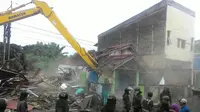 Ratusan bangunan tanpa izin di kawasan Jalan Raya Bojonggede, Kabupaten Bogor, dibongkar petugas Satpol PP Kabupaten Bogor. (Liputan6.com/Achmad Sudarno)