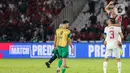 Pemain timnas Indonesia, Marselino Ferdinan (kanan) digendong rekan Jay Idzes usai pertandingan keenam Grup C pada putaran ketiga Kualifikasi Piala Dunia 2026 zona Asia melawan Arab Saudi di Stadion Gelora Bung Karno (GBK) Jakarta, Selasa (19/11/2024). (Liputan6.com/Herman Zakharia)